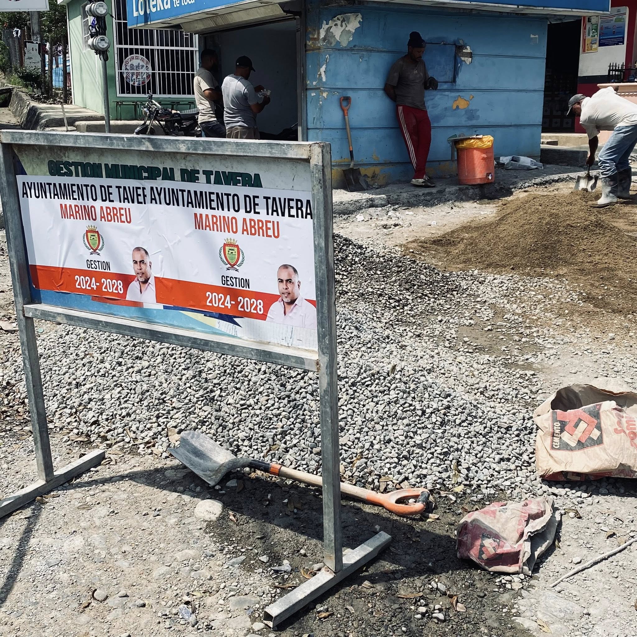 Ayuntamientos de Tavera, realiza la construcción de aceras y contenes en la entrada calle Luis Rodriguez, Mamey- Mocan.